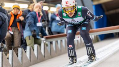 Skispringer Philipp Raimund aus Deutschland während eines Trainings beim FIS-Skisprung-Weltcup der Männer auf der Gross-Titlis-Schanze am 19.12.2025, in Engelberg, Schweiz.