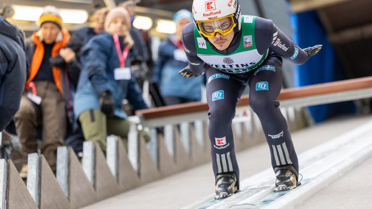 Skispringer Philipp Raimund aus Deutschland während eines Trainings beim FIS-Skisprung-Weltcup der Männer auf der Gross-Titlis-Schanze am 19.12.2025, in Engelberg, Schweiz.
