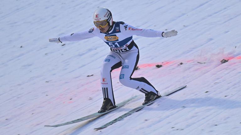 Der deutsche Skispringer Philipp Raimund befindet sich beim Skisprung Weltcup in Willingen in der Landung