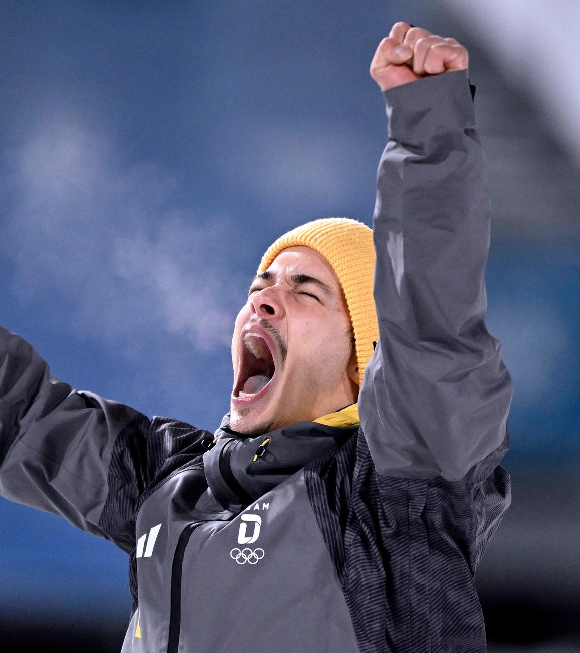 Der deutsche Skispringer Philipp Raimund streckt jubelnd beide Arme in die Luft nach seinem Sieg bei den Olympischen Winterspielen in Cortina 