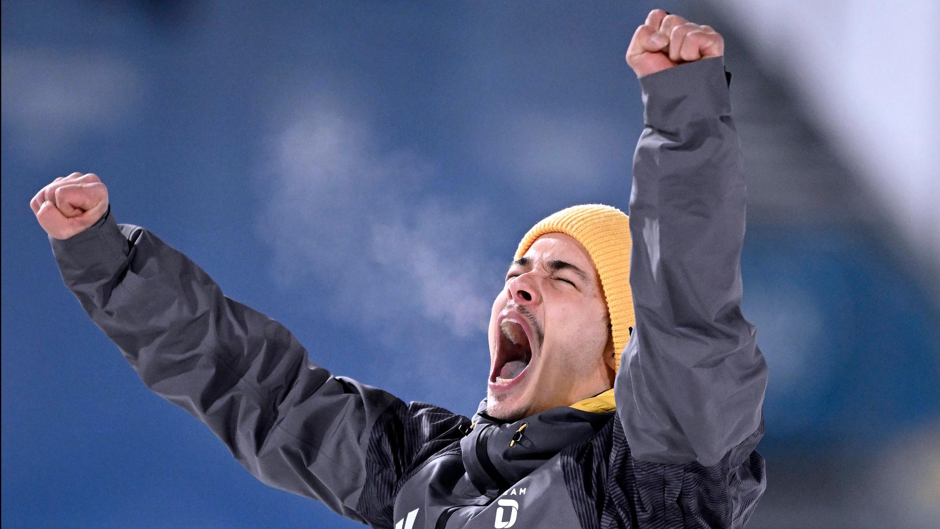 Der deutsche Skispringer Philipp Raimund streckt jubelnd beide Arme in die Luft nach seinem Sieg bei den Olympischen Winterspielen in Cortina 