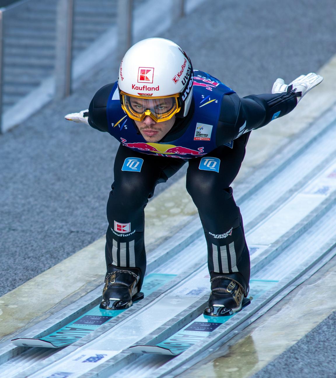 Der deutsche Skispringer Philipp Raimund kurz vor seinem Absprung beim FIS Weltcup in Bad Mitterndorf