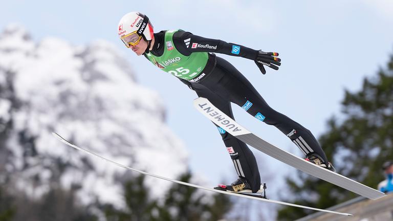 Philipp Raimund aus Deutschland in Aktion während des Einzelwettkampfs auf der Flugschanze beim Skisprung-Weltcup in Slowenien.
