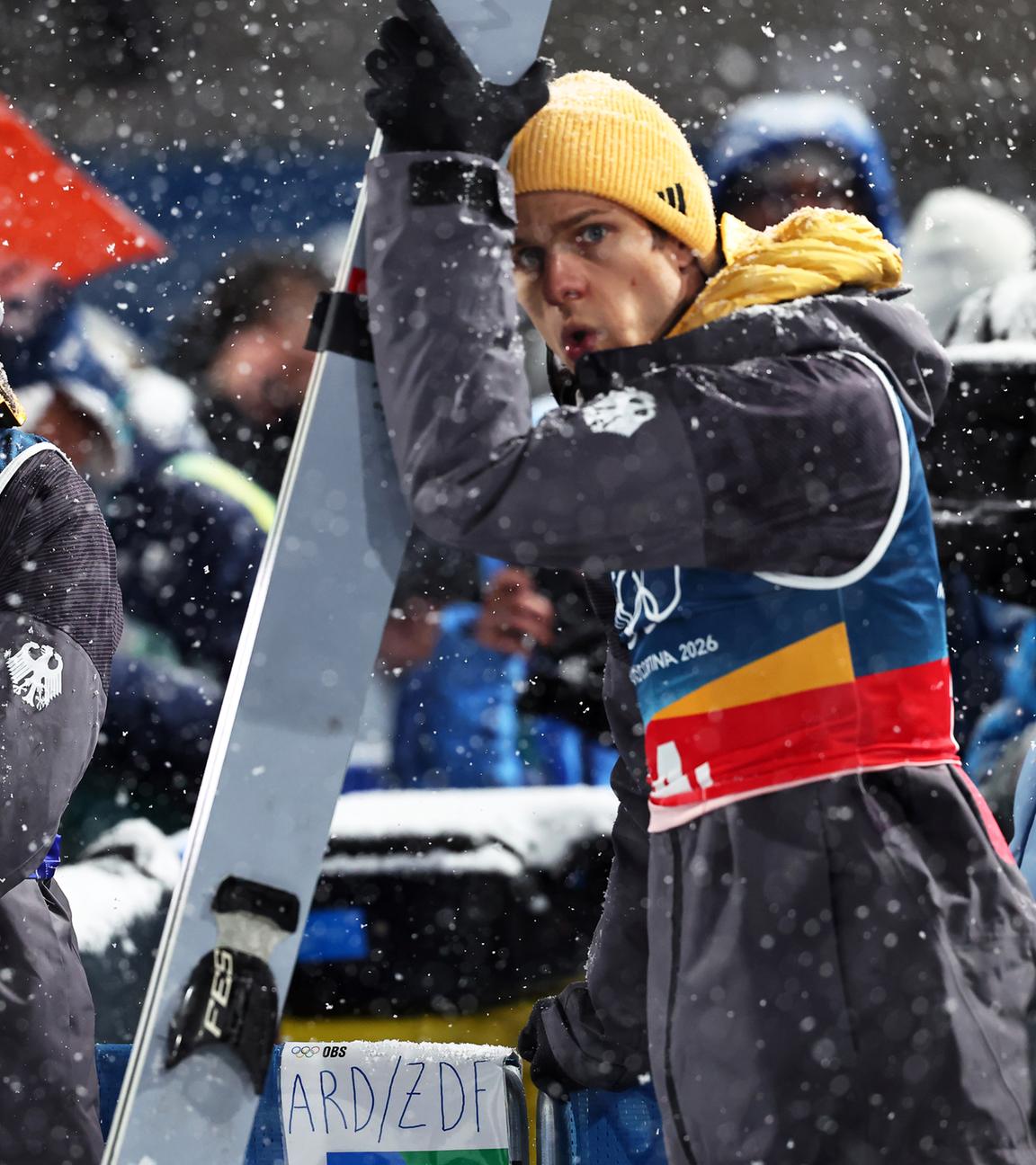 Philipp Raimund und Andreas Wellinger (Deutschland) reagieren. 