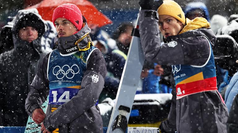 Philipp Raimund und Andreas Wellinger (Deutschland) reagieren. 