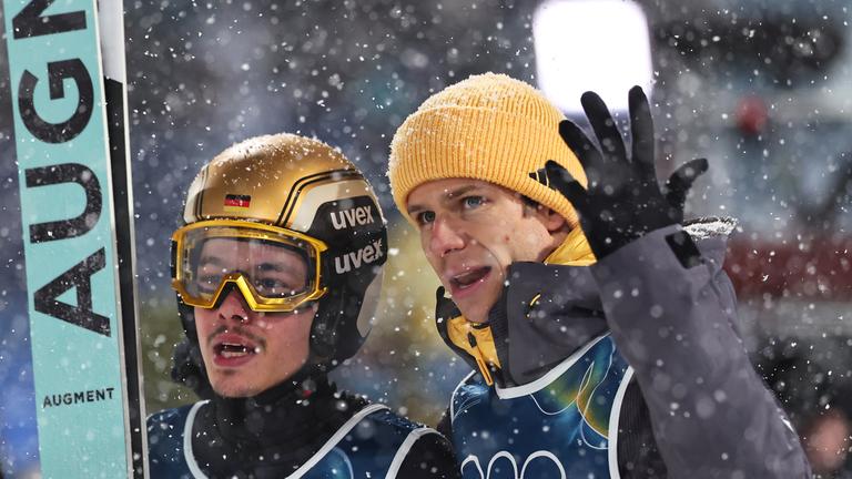 Philipp Raimund (Deutschland) reagiert nach seinem Sprung neben Teamkollege Andreas Wellinger (Deutschland).