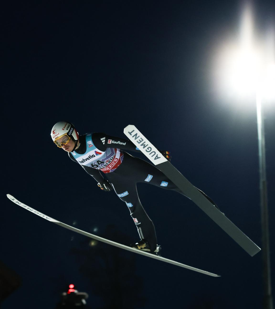 Der deutsche Skispringer Philipp Raimund befindet sich beim FIS Ski Jumping World Cup in Engelberg im Absprung