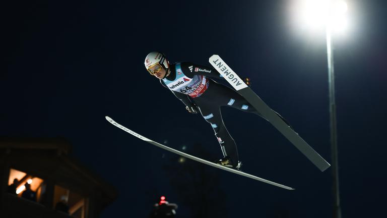 Der deutsche Skispringer Philipp Raimund befindet sich beim FIS Ski Jumping World Cup in Engelberg im Absprung