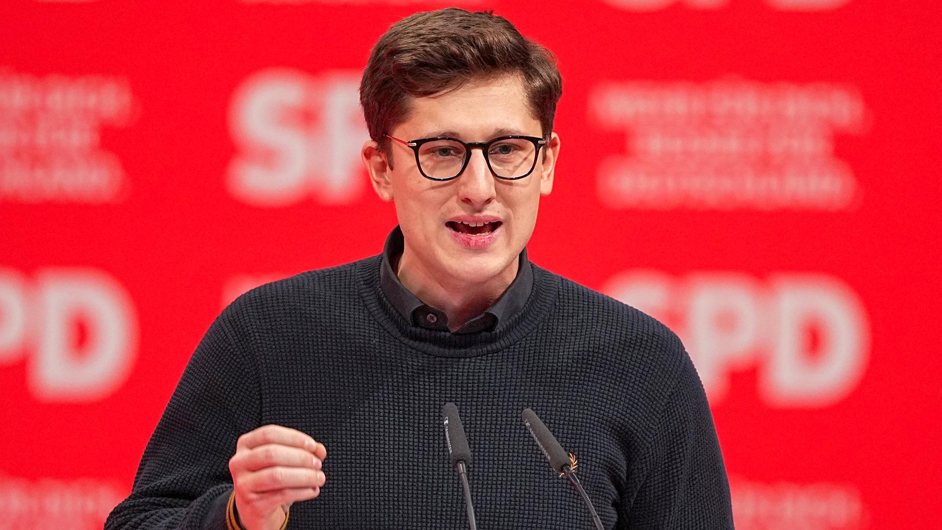 Philipp Türmer (SPD), Juso Bundesvorsitzender, spricht beim außerordentlichen SPD-Bundesparteitag am 11. Januar.