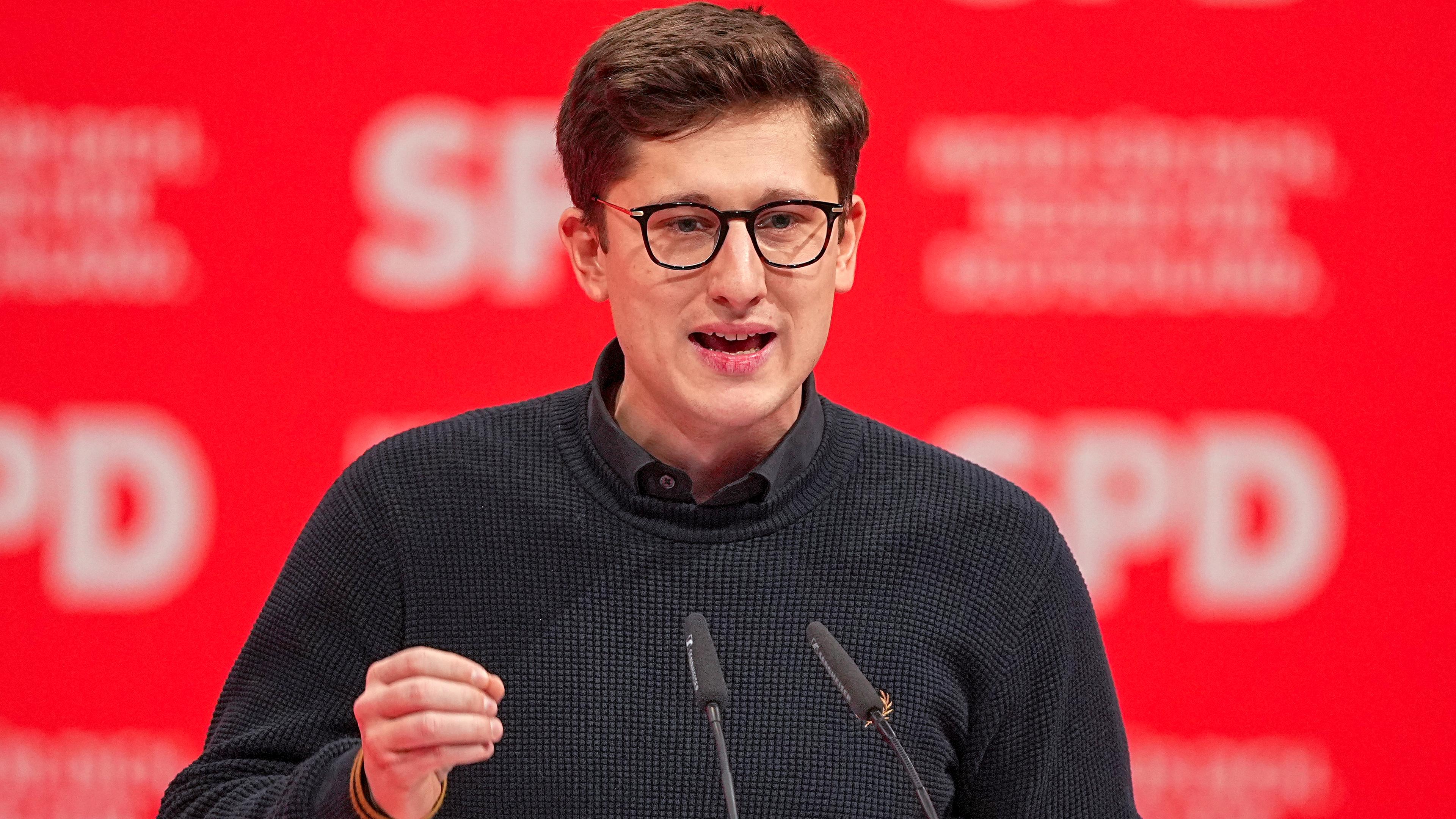 Philipp Türmer (SPD), Juso Bundesvorsitzender, spricht beim außerordentlichen SPD-Bundesparteitag am 11. Januar.