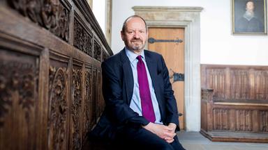 Schriftsteller Philippe Sands fotografiert im Osnabrücker Rathaus. (Archiv)