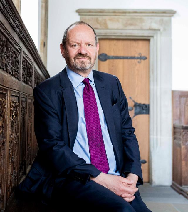Schriftsteller Philippe Sands fotografiert im Osnabrücker Rathaus. (Archiv)