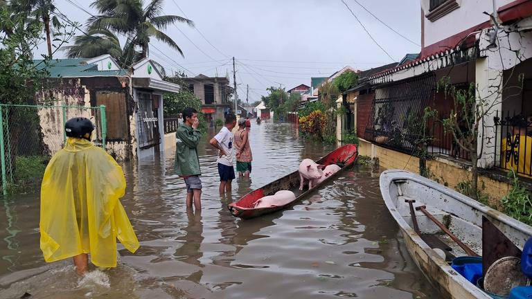 Es ist der zweite Taifun innerhalb einer Woche: „Fung Wong“ hat mit Windgeschwindkeiten von bis zu 230 Kilometern schwere Schäden verursacht,