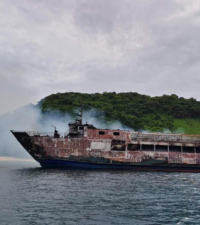 Rauch, von der ausgebrannten Passagierfähre M/V  "June Aster" vor der Küste von Coron in der Provinz Palawan auf den Philippinen.