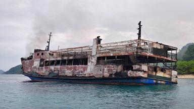 Ein von der philippinischen Küstenwache bereitgestelltes Foto zeigt Rauch, der aus der ausgebrannten Passagierfähre „M/V June Aster“ vor Coron in der philippinischen Provinz Palawan aufsteigt (10. September 2026).