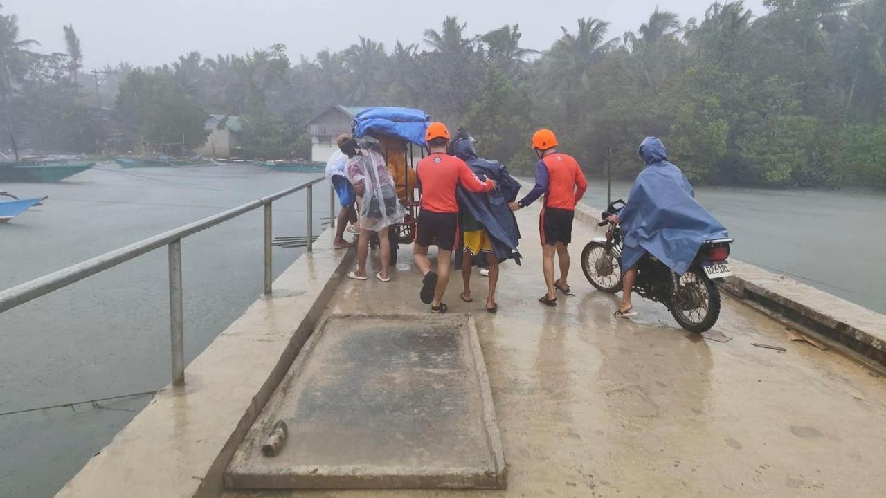 Menschen auf den Philipinnen sind zu sehen, wie sie während eines anhaltenden Taifuns evakuiert werden.