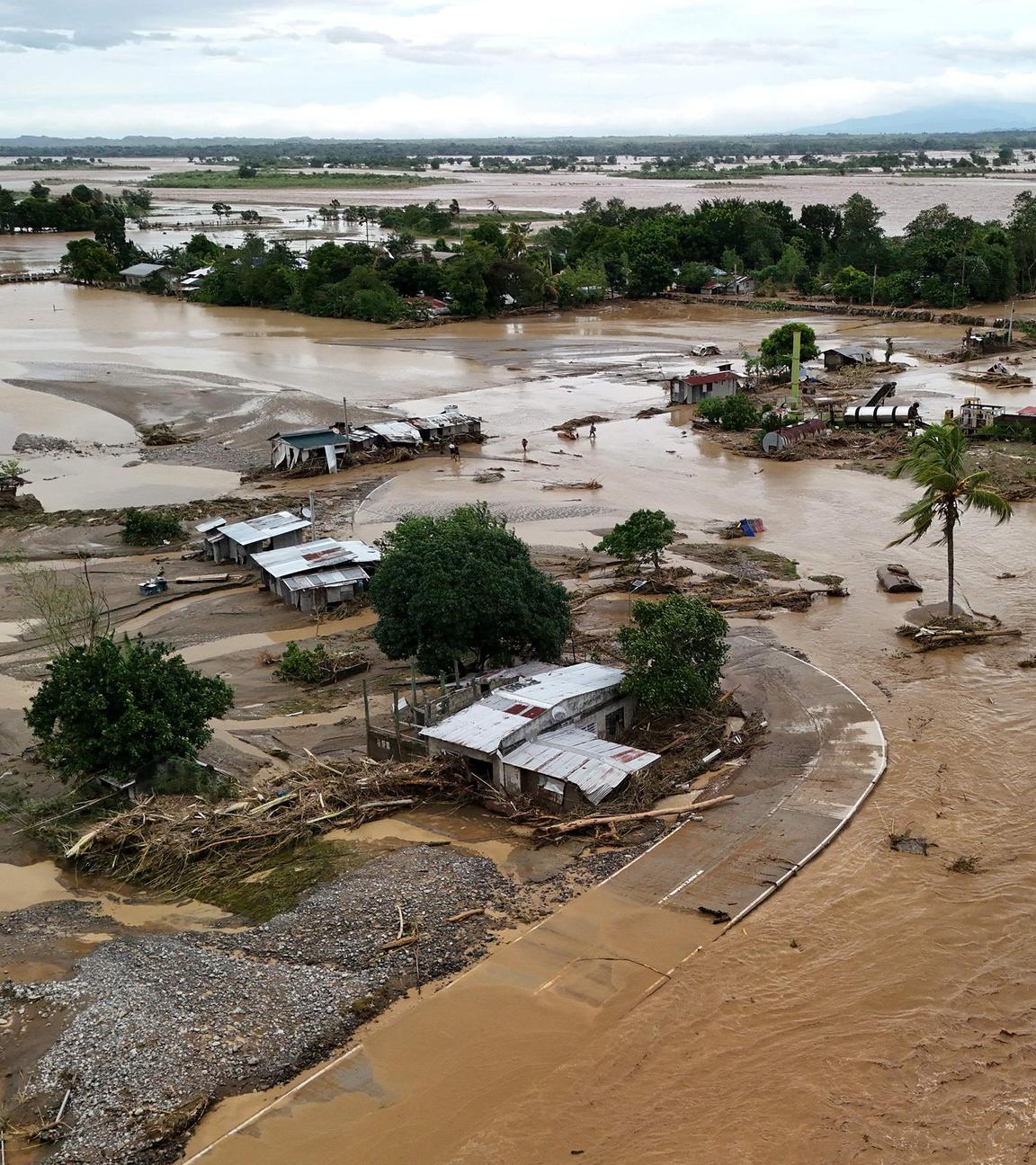 Ein Luftbild zeigt vom Hochwasser betroffene Häuser in der Provinz Cagayan, nachdem ein Fluss aufgrund starker Regenfälle durch den Supertaifun Fung-wong über die Ufer getreten war.