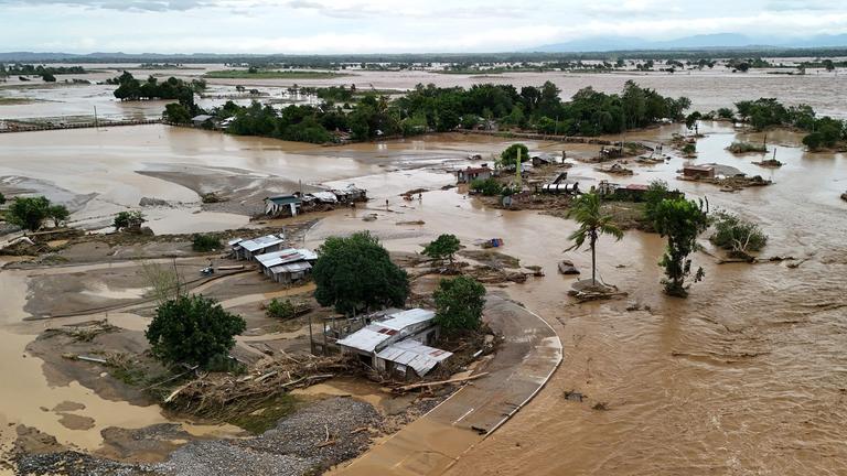 Ein Luftbild zeigt vom Hochwasser betroffene Häuser in der Provinz Cagayan, nachdem ein Fluss aufgrund starker Regenfälle durch den Supertaifun Fung-wong über die Ufer getreten war.