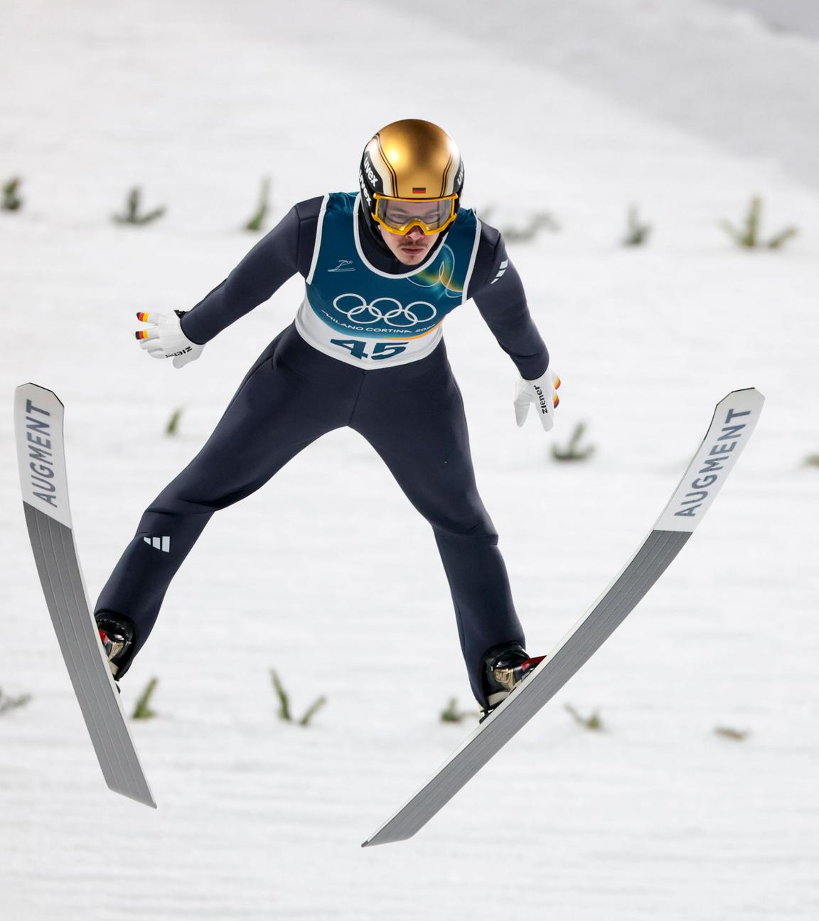 Phillip Raimund (GER) im Einzelsprung auf der Normalschanze bei den Olympischen Winterspielen 2026.