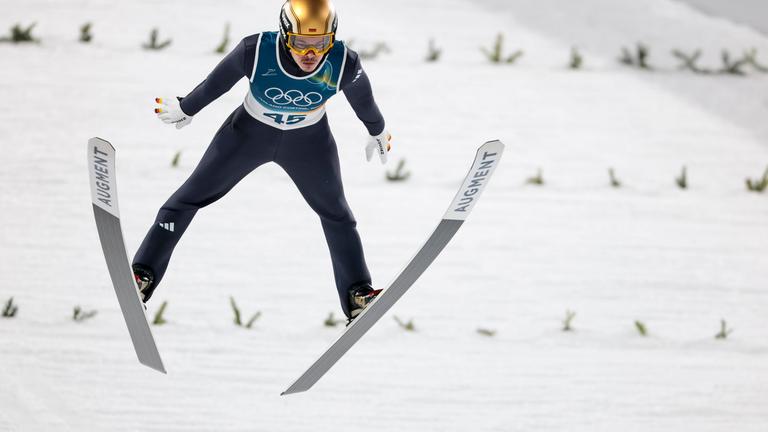 Phillip Raimund (GER) im Einzelsprung auf der Normalschanze bei den Olympischen Winterspielen 2026.