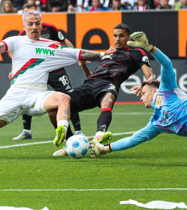 Torchance Phillip Tietz (FC Augsburg 21) gegen Alexander Schwolow (Torwart Union Berlin), Danilho Doekhi (Union Berlin).