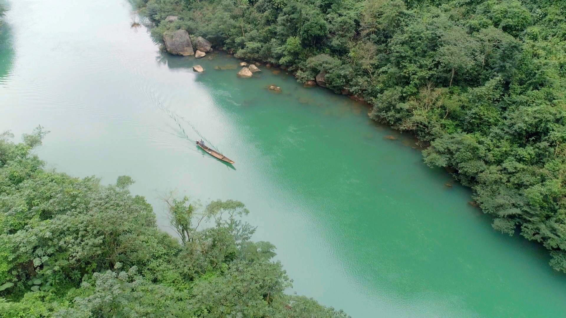 Fluss im Phong-Nha-Ke-Bang-Nationalpark, von oben gesehen