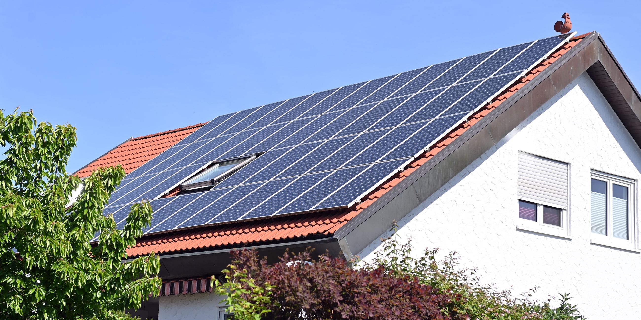Symbolbild: Einfamilienhaus mit Photovoltaikanlage