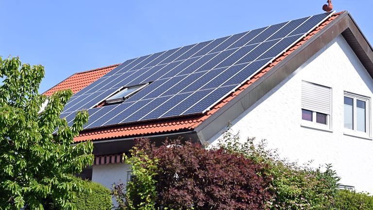 Symbolbild: Einfamilienhaus mit Photovoltaikanlage