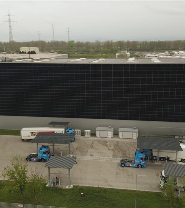 Photovoltaik am Fabrikgebäude