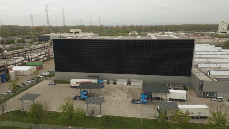 Photovoltaik am Fabrikgebäude