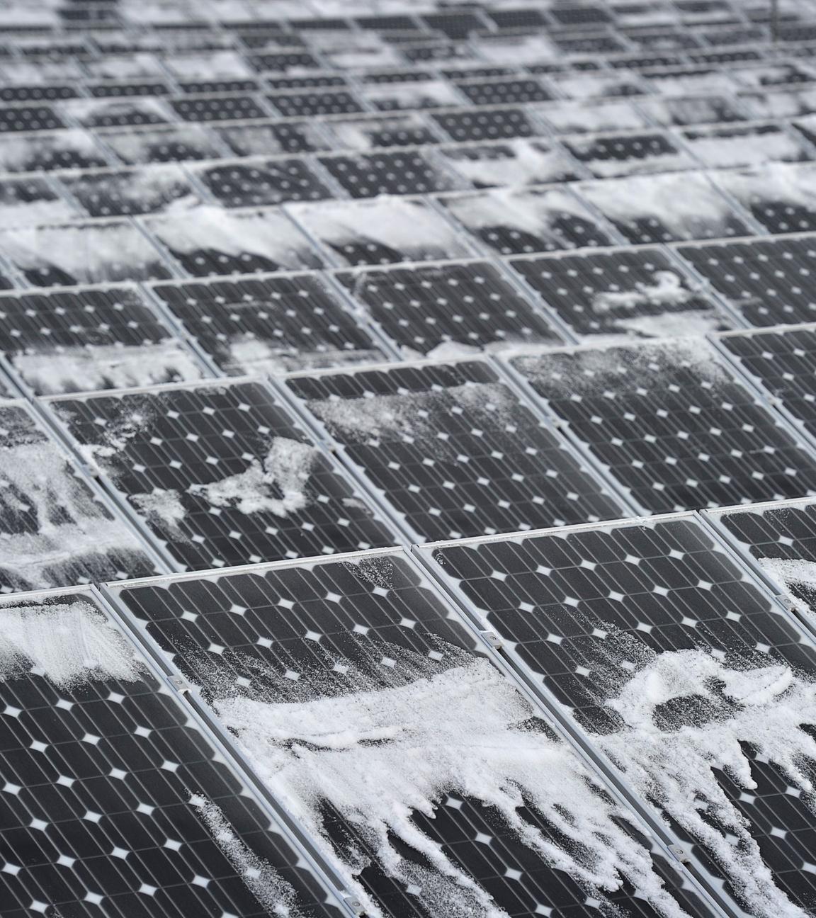 Eine teilweise zugeschneite Photovoltaik-Anlage.