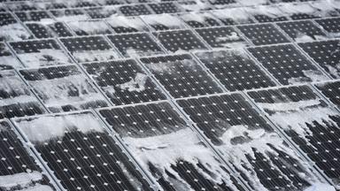 Eine teilweise zugeschneite Photovoltaik-Anlage.