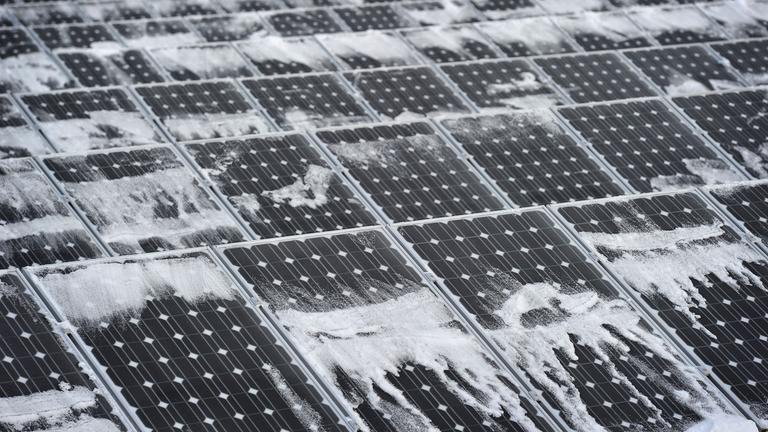 Eine teilweise zugeschneite Photovoltaik-Anlage.