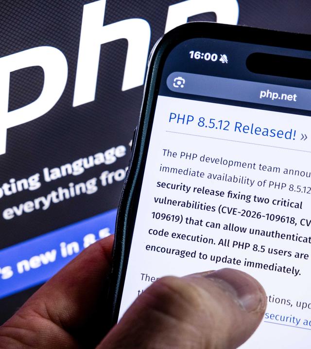 Die Website der PHP Foundation mit einem Update auf die neueste PHP-Version.