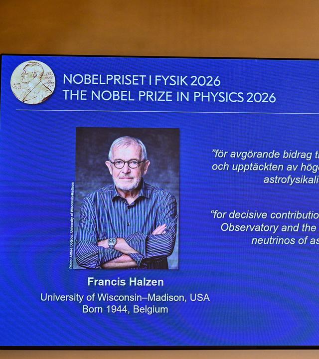 Der Physiker Francis Halzen wird während einer Pressekonferenz an der Königlich Schwedischen Akademie der Wissenschaften in Stockholm, Schweden, am 6. Oktober 2026 als Träger des Nobelpreises für Physik 2026 bekannt gegeben. 