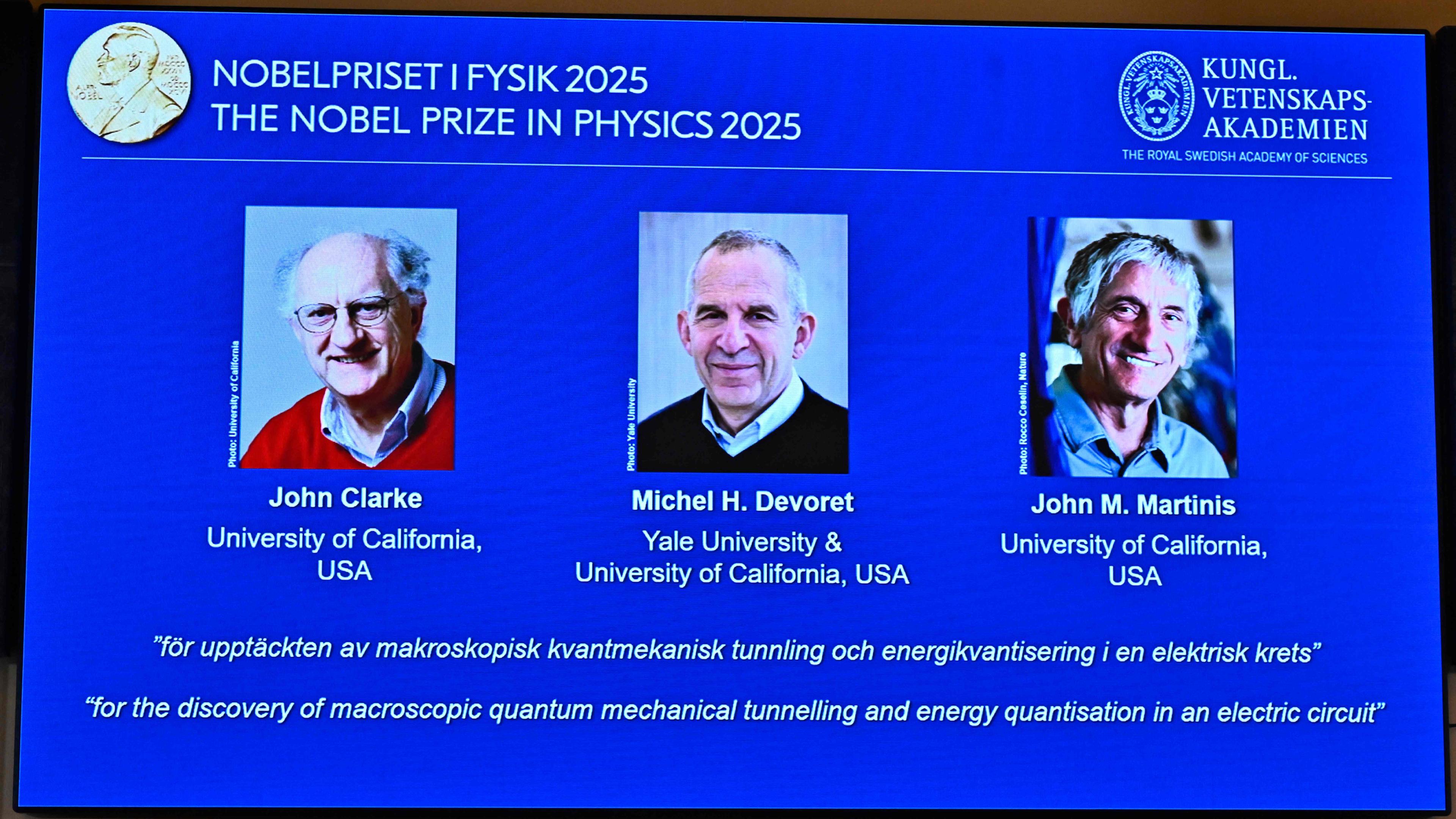 Ein Bildschirm mit den drei Physik-Nobelpreisgewinnern