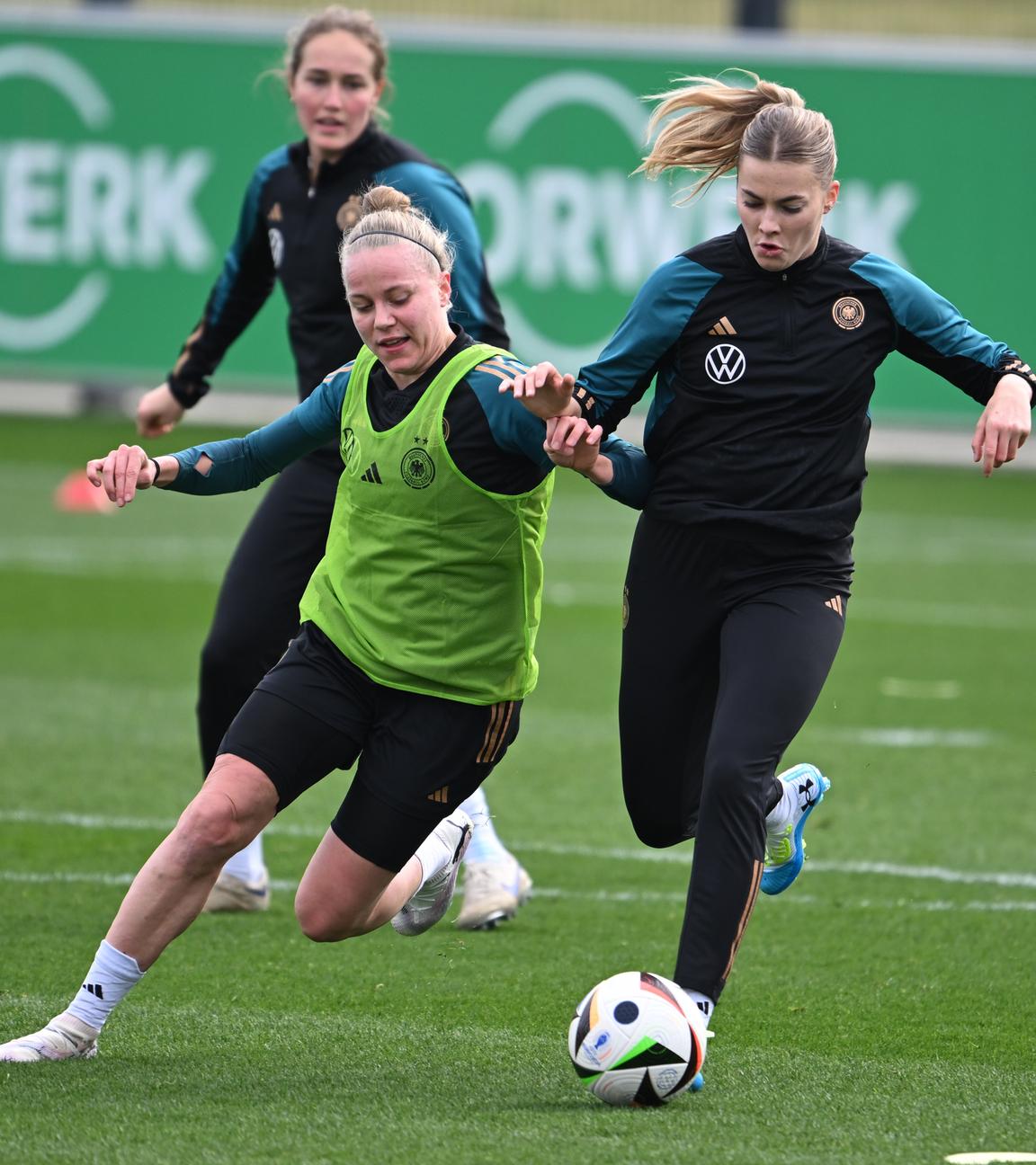 Pia-Sophie Wolter im Zweikampf beim Training der Frauennationalmannschaft.