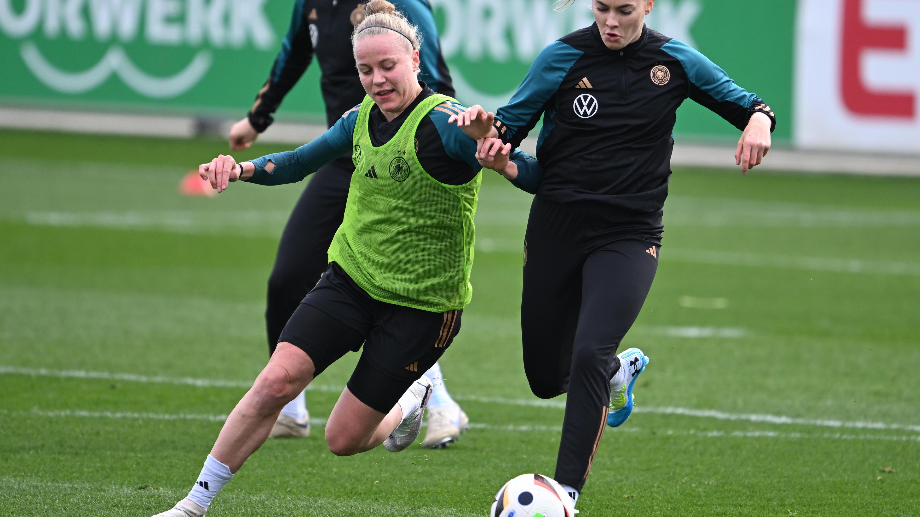 Pia-Sophie Wolter im Zweikampf beim Training der Frauennationalmannschaft.