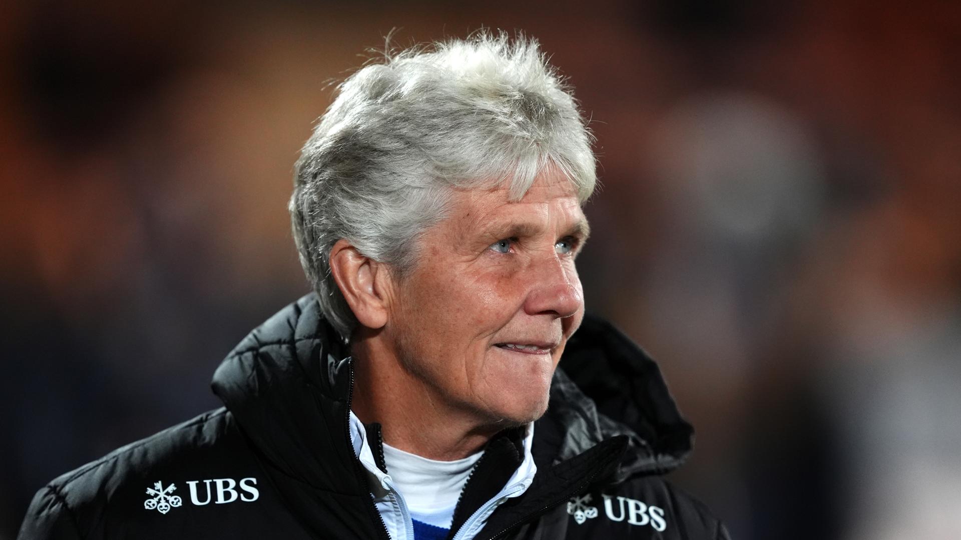 Pia Sundhage schaut mit betretener Miene