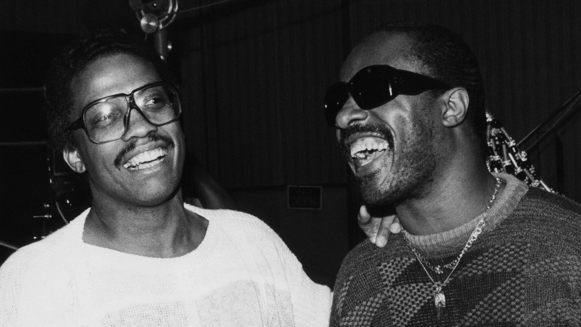 Jazzpianist Herbie Hancock (L) und Stevie Wonder, aufgenommen am 01.01.1980