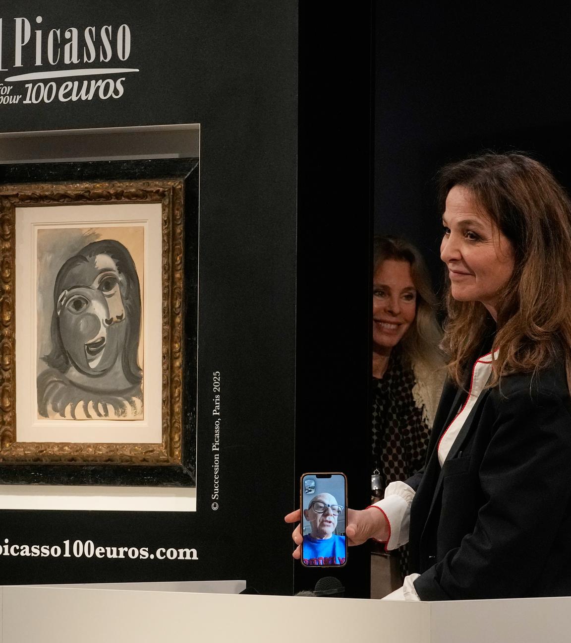 Péri Cochin, Mitinitiatorin der Aktion, telefoniert neben einem Gemälde von Pablo Picasso mit dem Gewinner der Verlosung zugunsten der Alzheimerforschung.