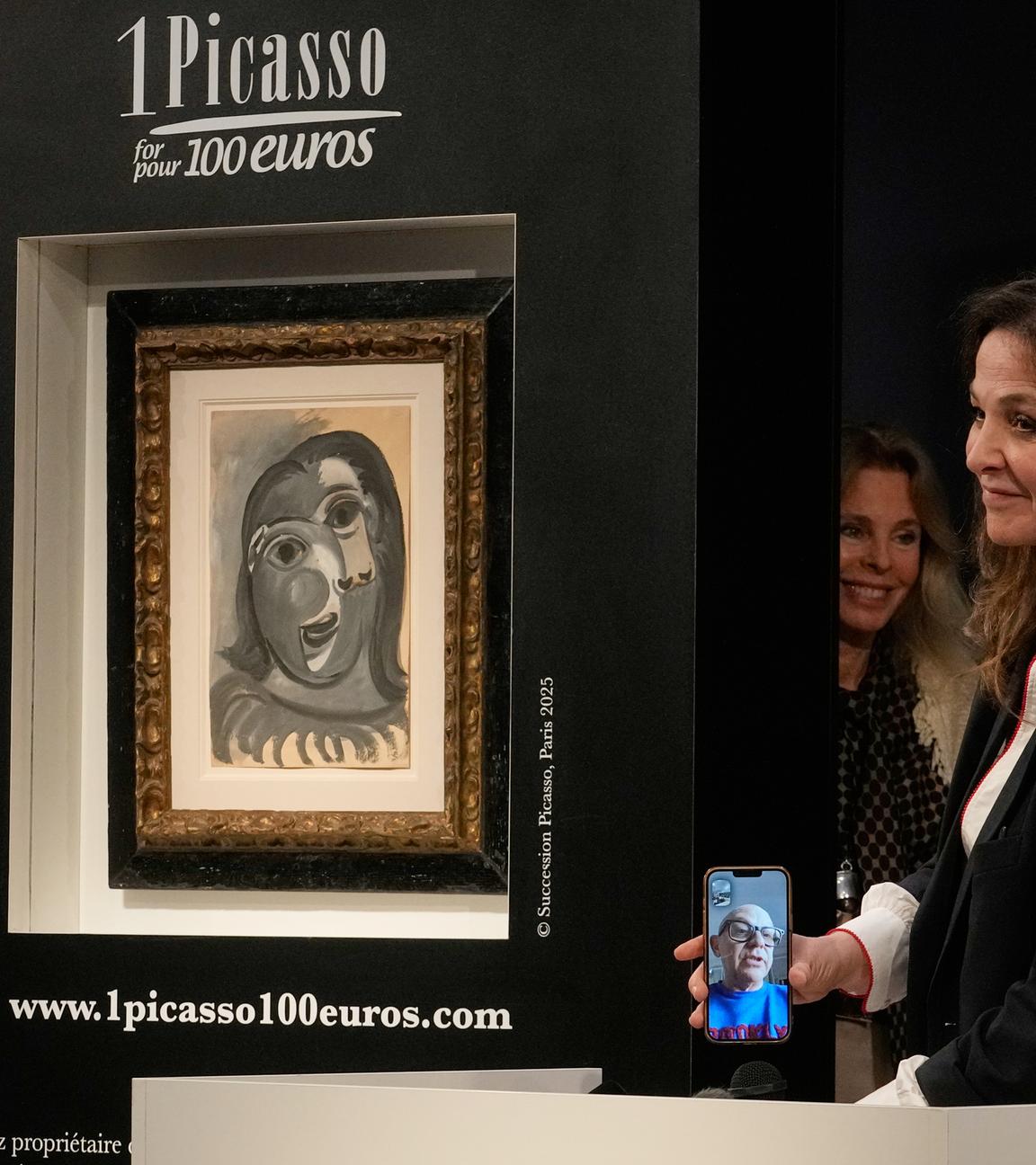 Péri Cochin, Mitinitiatorin der Aktion, telefoniert neben einem Gemälde von Pablo Picasso mit dem Gewinner der Verlosung zugunsten der Alzheimerforschung.