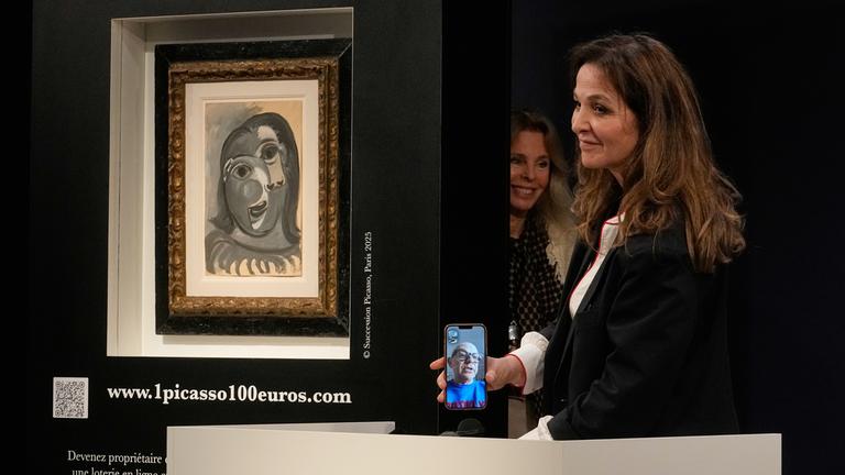 Péri Cochin, Mitinitiatorin der Aktion, telefoniert neben einem Gemälde von Pablo Picasso mit dem Gewinner der Verlosung zugunsten der Alzheimerforschung.