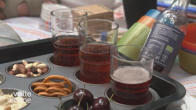 Getränke und Snacks in einer Muffinform auf einer Picknickdecke