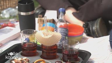 Picknick-Decke mit verschiedenen Utensilien auf der Decke