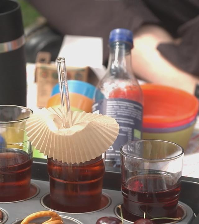 Picknick-Decke mit verschiedenen Utensilien auf der Decke