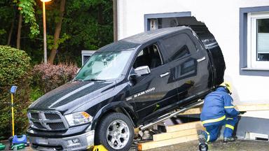 Pick-Up-Truck kracht durch Küchenwand