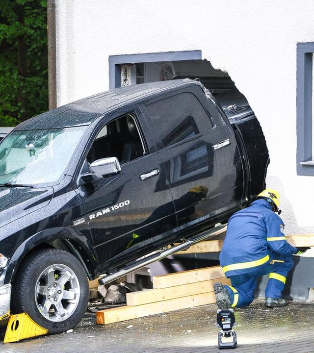 Pick-Up-Truck kracht durch Küchenwand