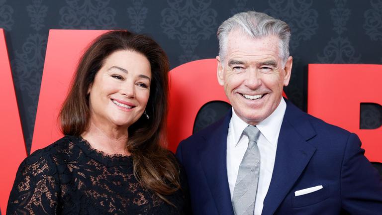 1994 lernten sich Pierce Brosnan und Keely Shaye Smith in Mexiko kennen, 2001 heirateten sie in Irland. Heute feiern der Schauspieler und die Journalistin 25. Hochzeitstag. (04.08.2026) 