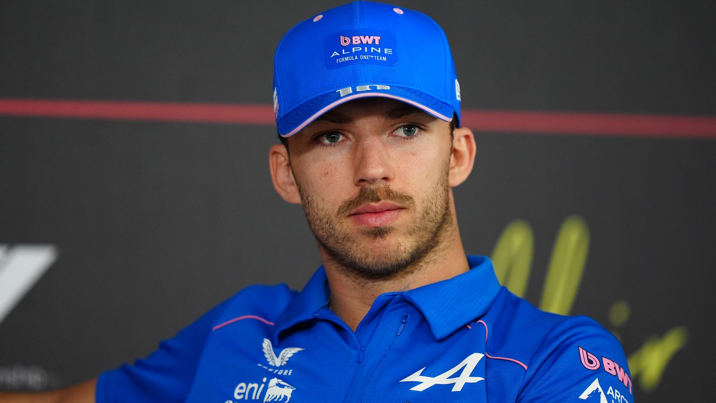 Pierre Gasly in Teamkleidung bei der Pressekonferenz zur Vorbereitung in Bahrain